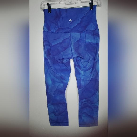 Lululemon Size 6 Blue Swirl Pattern Cropped Leggings - - Picture 3 of 5